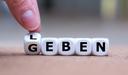 Ein Symbolbild zur Organspende: Würfel formen die Wörter "geben" und "Leben"