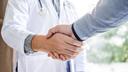 Arzt und Patient geben sich die Hand - beide vertrauen sich.